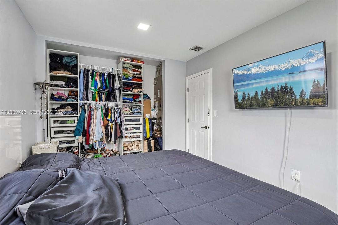 For Rent: $3,350 (3 beds, 1 baths, 1184 Square Feet)