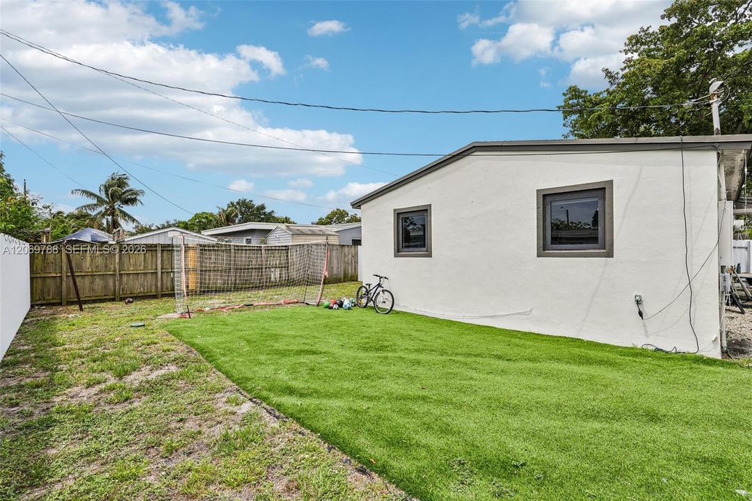 For Rent: $3,350 (3 beds, 1 baths, 1184 Square Feet)