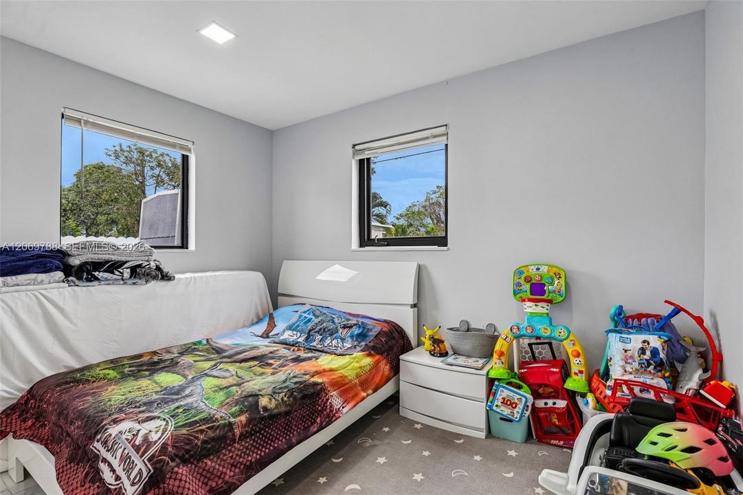 For Rent: $3,350 (3 beds, 1 baths, 1184 Square Feet)