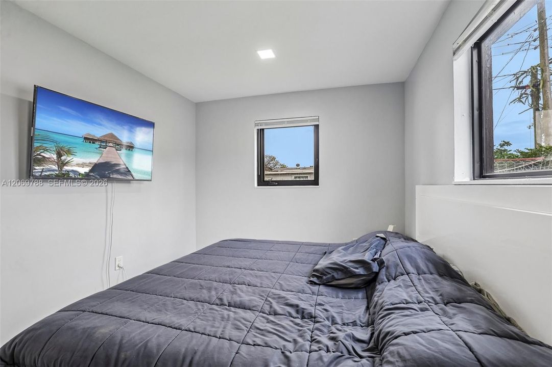For Rent: $3,350 (3 beds, 1 baths, 1184 Square Feet)
