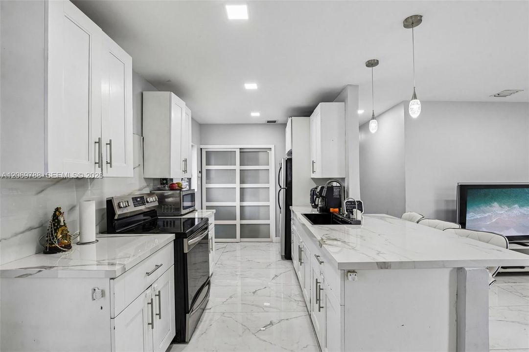 For Rent: $3,350 (3 beds, 1 baths, 1184 Square Feet)