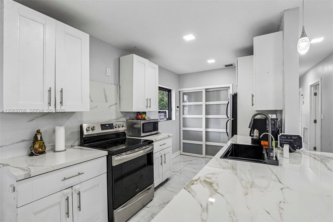 For Rent: $3,350 (3 beds, 1 baths, 1184 Square Feet)