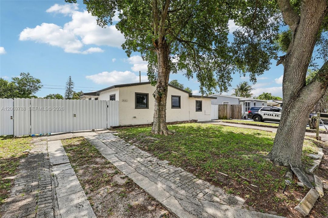For Rent: $3,350 (3 beds, 1 baths, 1184 Square Feet)