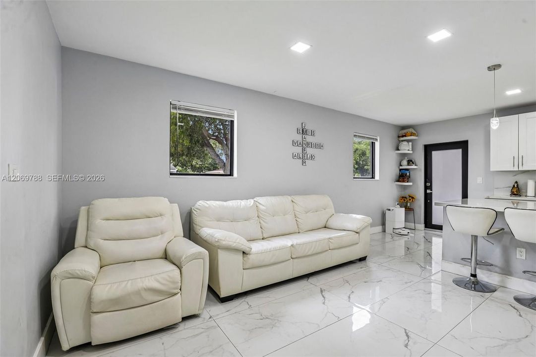 For Rent: $3,350 (3 beds, 1 baths, 1184 Square Feet)