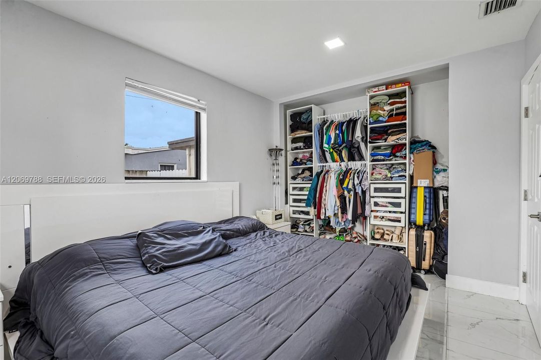 For Rent: $3,350 (3 beds, 1 baths, 1184 Square Feet)