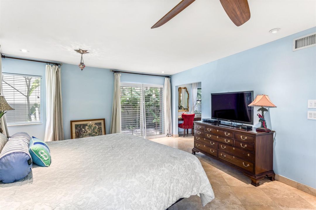 PRIMARY_BEDROOM_ANGLE_RIGHT