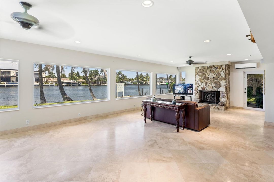 FAMILY_ROOM_ANGLE_RIGHT