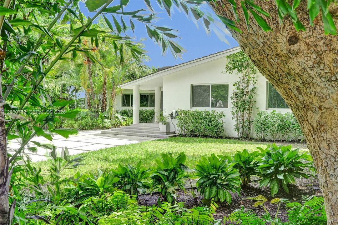 For Sale: $2,650,000 (6 beds, 5 baths, 3462 Square Feet)