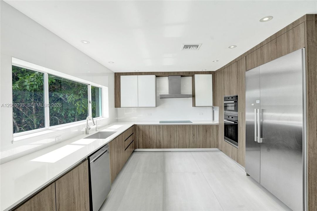 For Sale: $2,650,000 (6 beds, 5 baths, 3462 Square Feet)