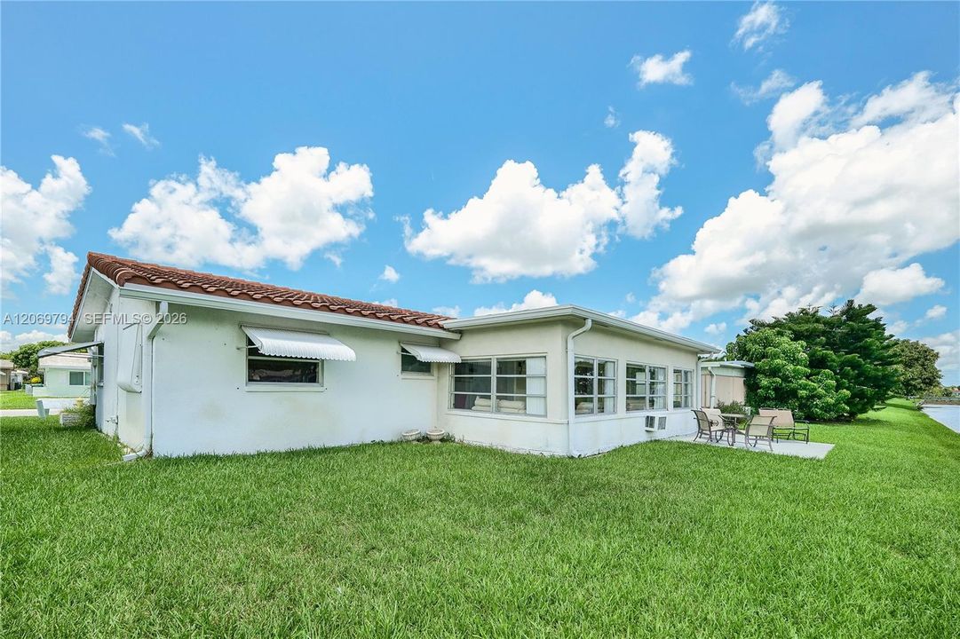 For Sale: $334,900 (2 beds, 2 baths, 1182 Square Feet)