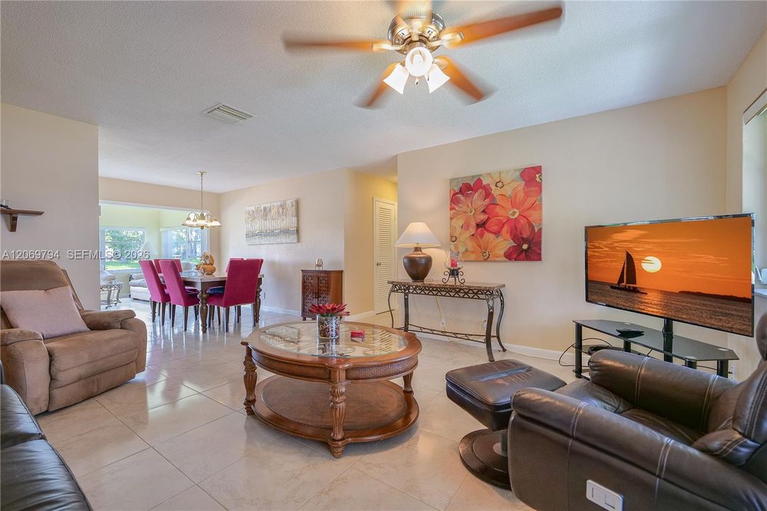 For Sale: $334,900 (2 beds, 2 baths, 1182 Square Feet)