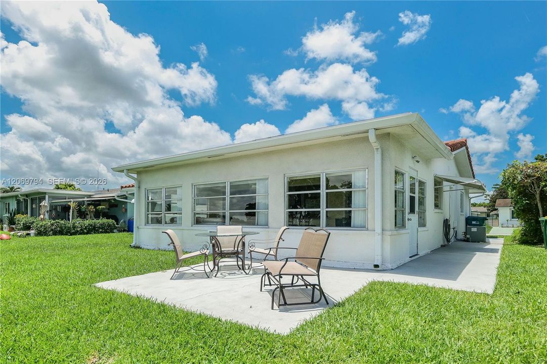 For Sale: $334,900 (2 beds, 2 baths, 1182 Square Feet)