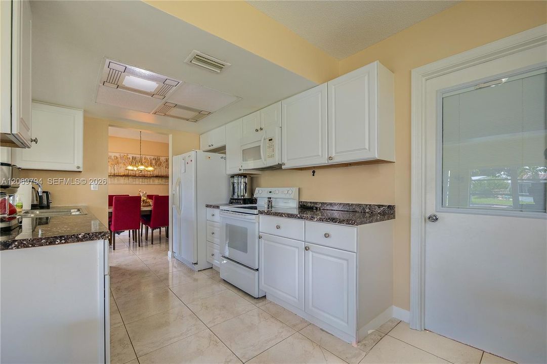 For Sale: $334,900 (2 beds, 2 baths, 1182 Square Feet)
