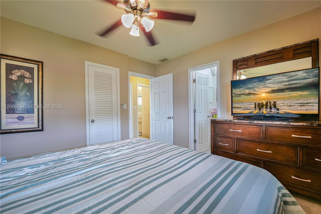 For Sale: $334,900 (2 beds, 2 baths, 1182 Square Feet)