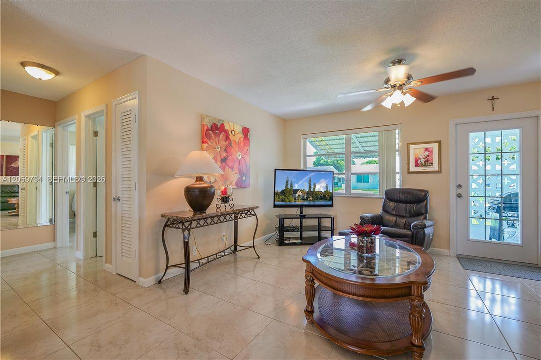 For Sale: $334,900 (2 beds, 2 baths, 1182 Square Feet)