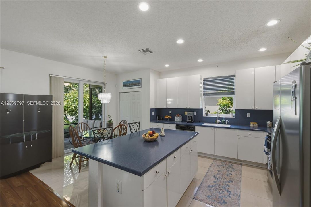 For Sale: $820,000 (4 beds, 3 baths, 2598 Square Feet)