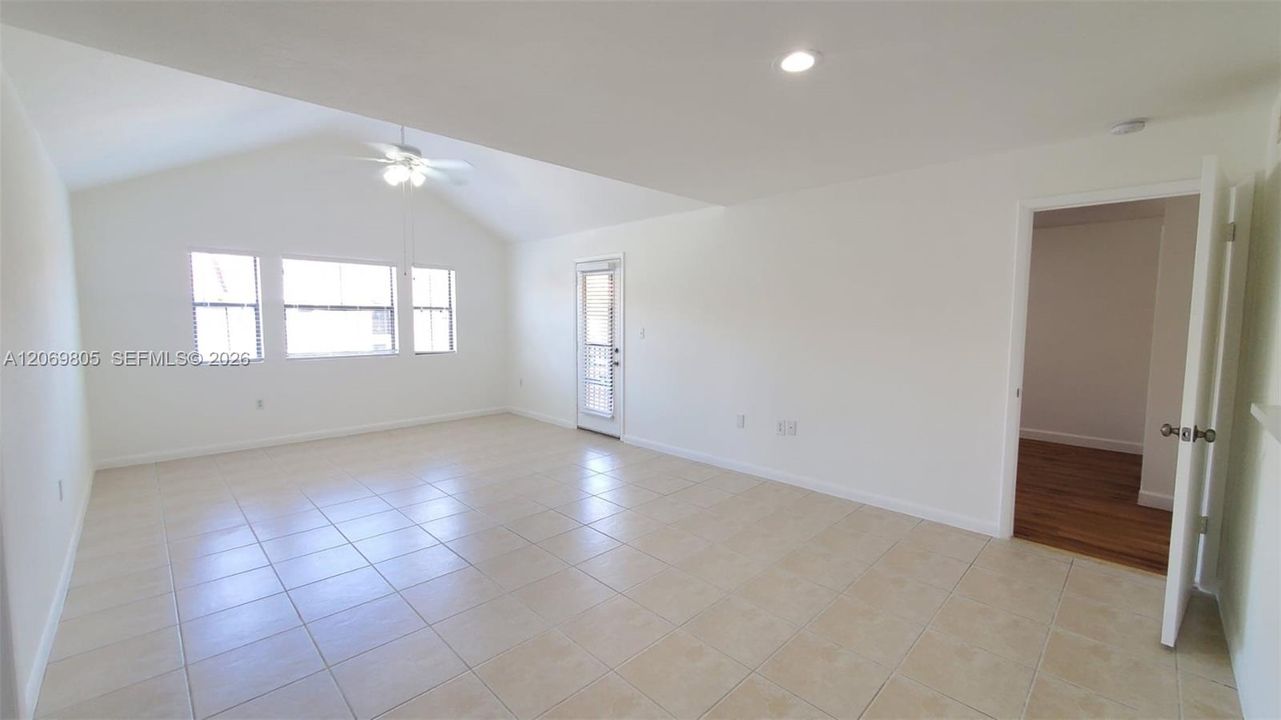 For Sale: $319,900 (2 beds, 2 baths, 1053 Square Feet)