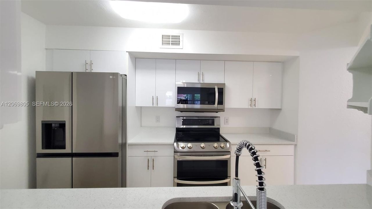 For Sale: $319,900 (2 beds, 2 baths, 1053 Square Feet)