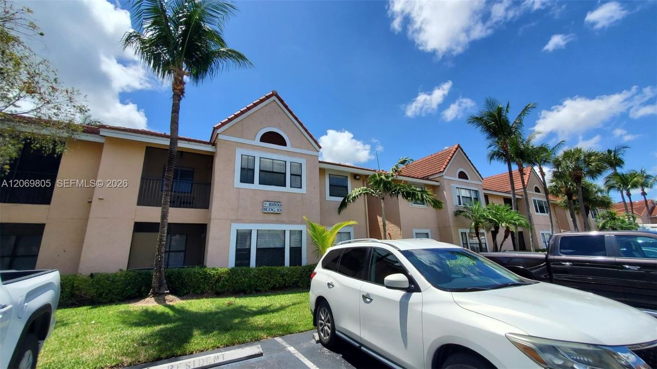 For Sale: $319,900 (2 beds, 2 baths, 1053 Square Feet)