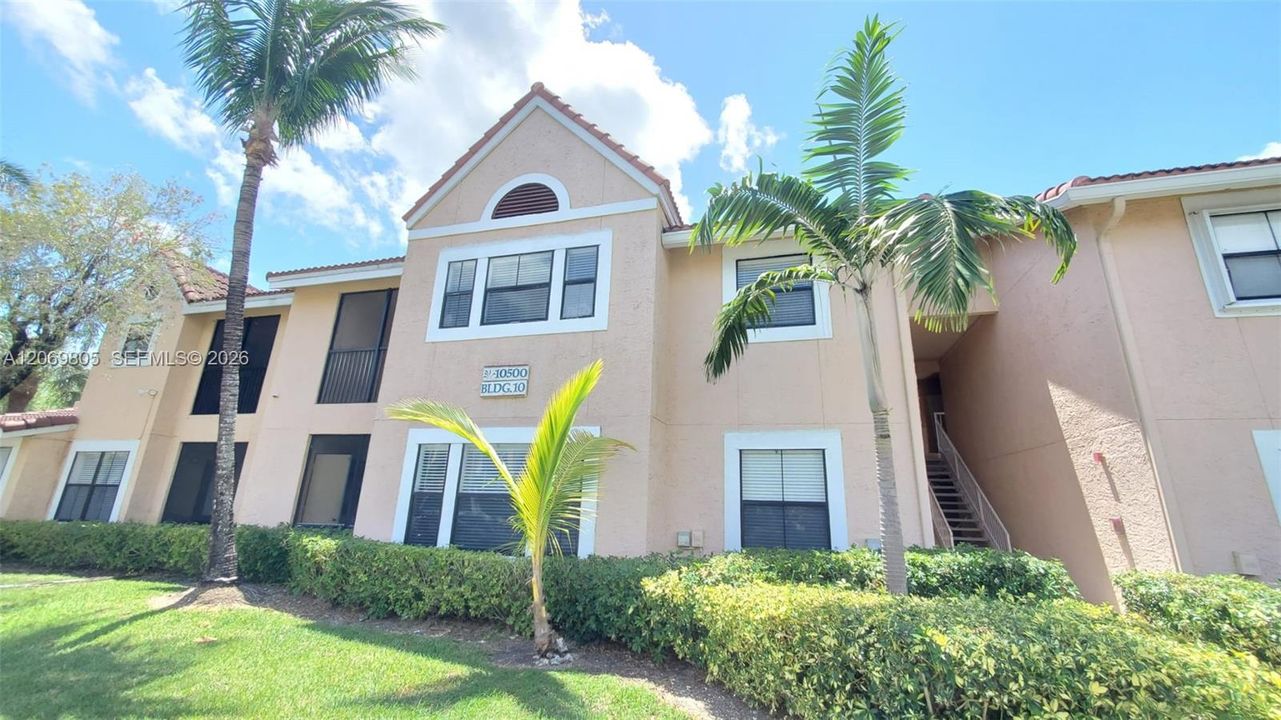 For Sale: $319,900 (2 beds, 2 baths, 1053 Square Feet)