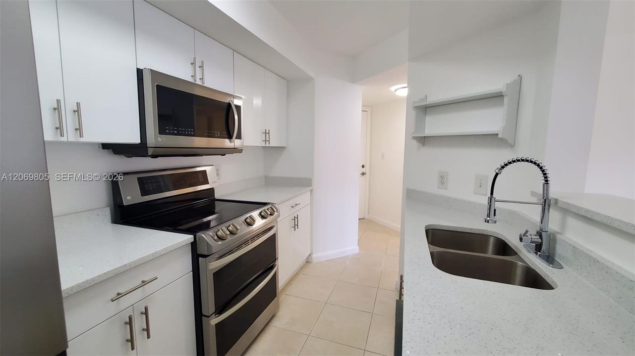 For Sale: $319,900 (2 beds, 2 baths, 1053 Square Feet)