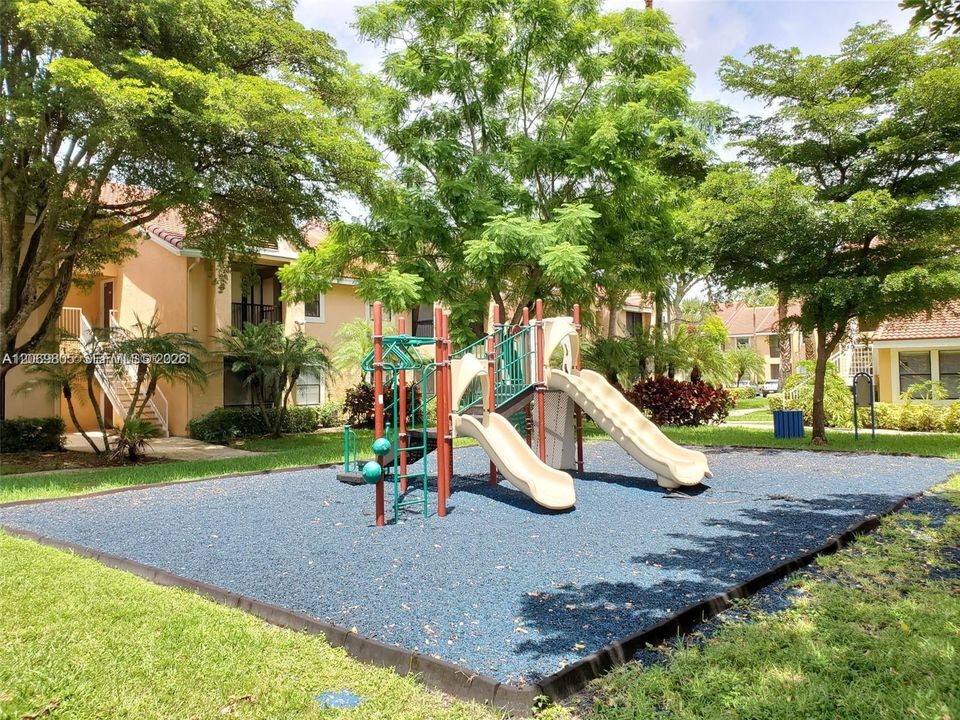 For Sale: $319,900 (2 beds, 2 baths, 1053 Square Feet)