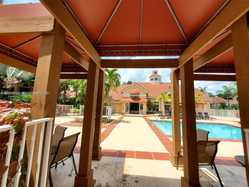 For Sale: $319,900 (2 beds, 2 baths, 1053 Square Feet)