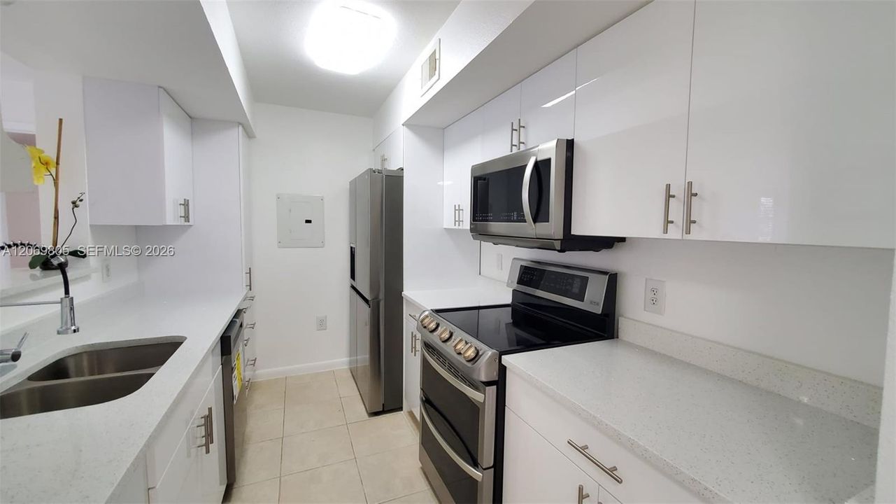 For Sale: $319,900 (2 beds, 2 baths, 1053 Square Feet)