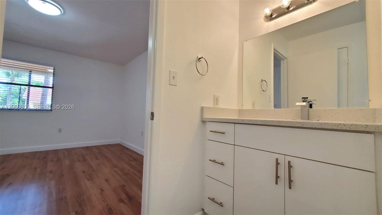 For Sale: $319,900 (2 beds, 2 baths, 1053 Square Feet)