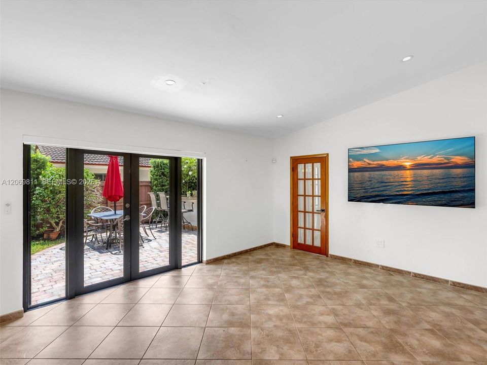 For Sale: $715,000 (3 beds, 2 baths, 1652 Square Feet)