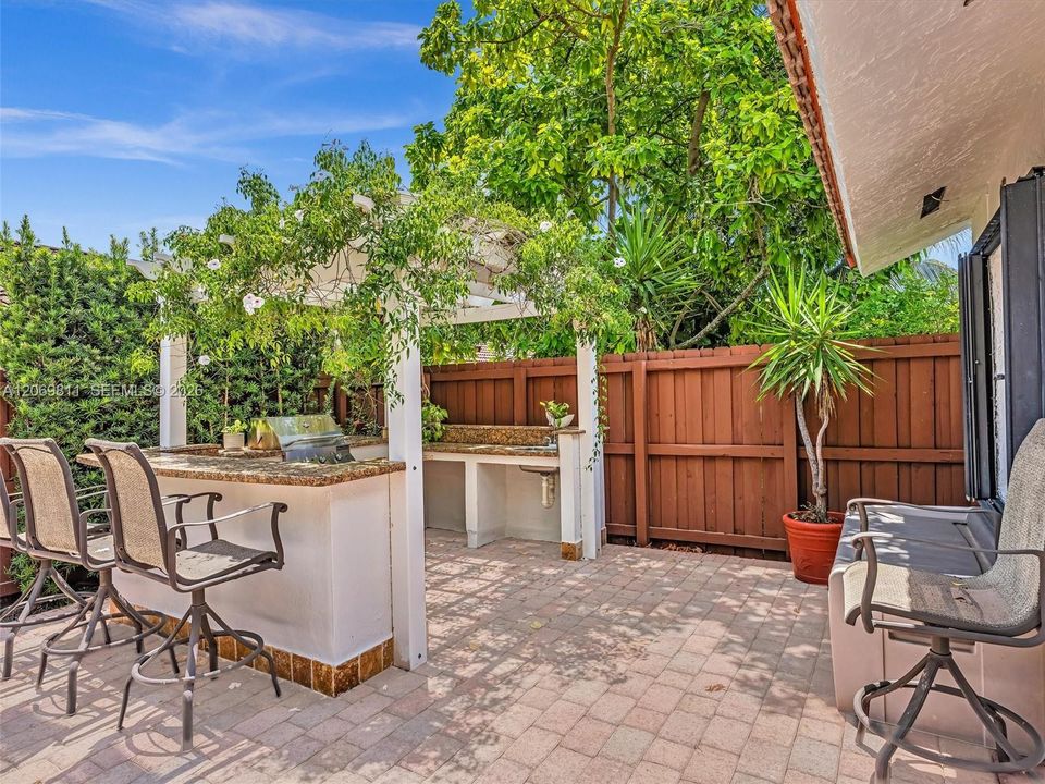 For Sale: $715,000 (3 beds, 2 baths, 1652 Square Feet)