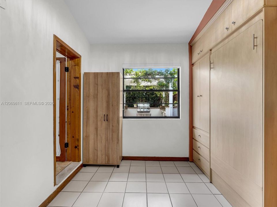 For Sale: $715,000 (3 beds, 2 baths, 1652 Square Feet)