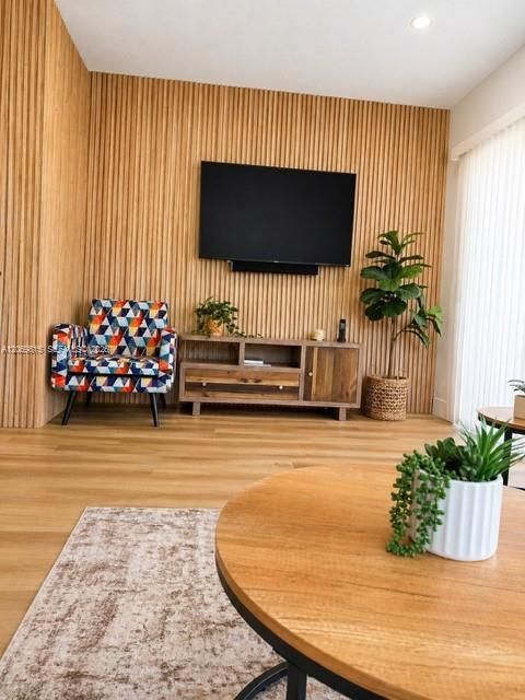 For Rent: $4,600 (3 beds, 2 baths, 1161 Square Feet)