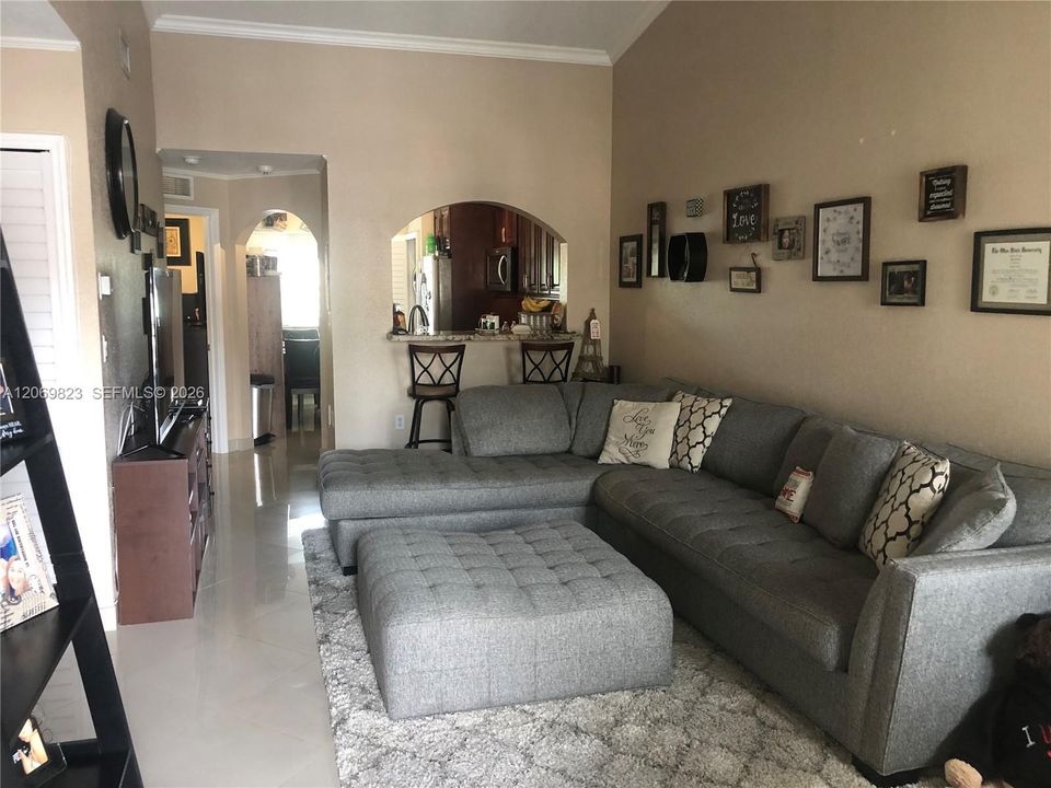 For Rent: $1,900 (2 beds, 2 baths, 815 Square Feet)