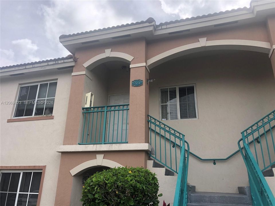 For Rent: $1,900 (2 beds, 2 baths, 815 Square Feet)