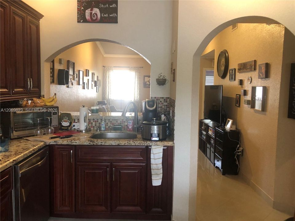 For Rent: $1,900 (2 beds, 2 baths, 815 Square Feet)