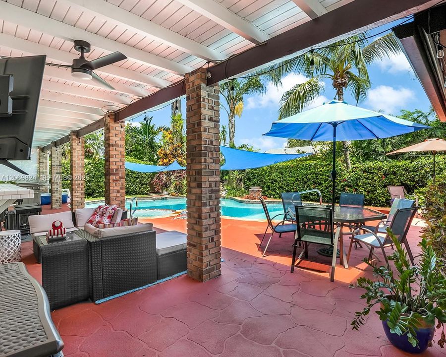 For Sale: $979,000 (4 beds, 2 baths, 2405 Square Feet)