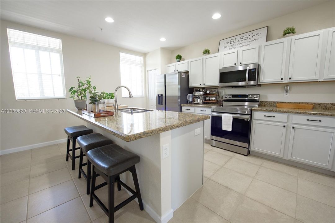 En Venta: $492,900 (4 camas, 3 baños, 2211 Pies cuadrados)