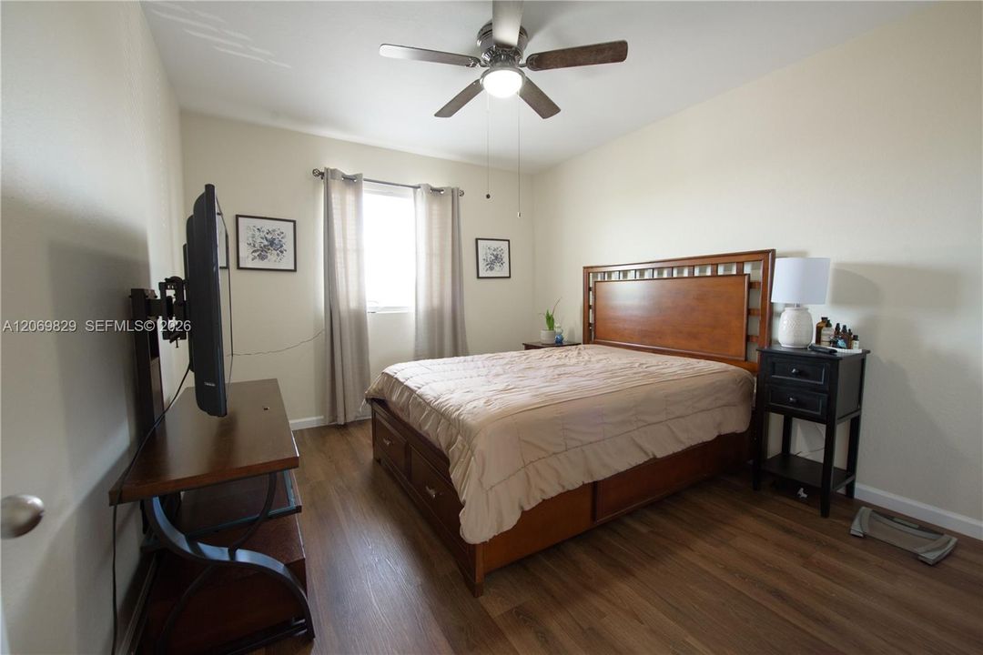 En Venta: $492,900 (4 camas, 3 baños, 2211 Pies cuadrados)