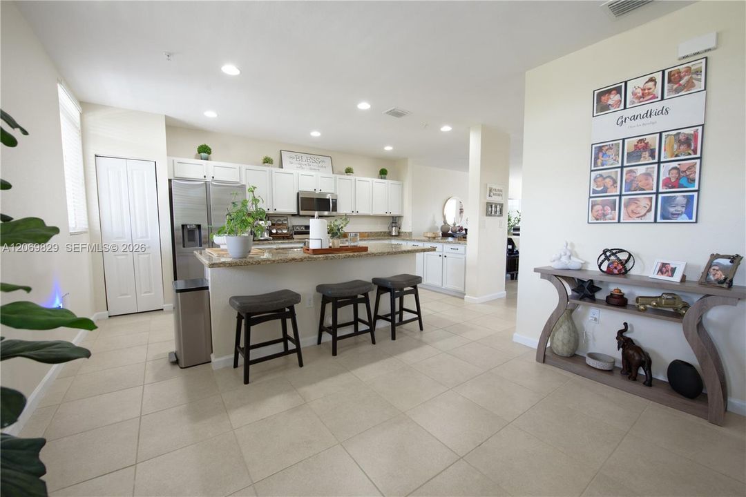 En Venta: $492,900 (4 camas, 3 baños, 2211 Pies cuadrados)