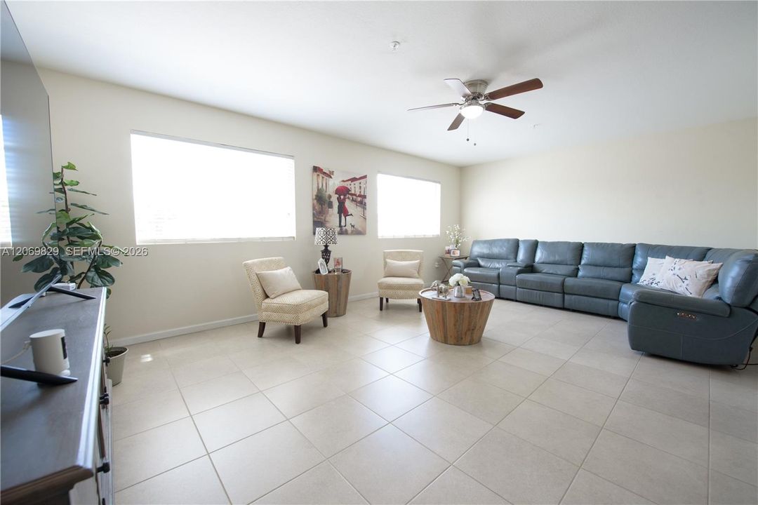 En Venta: $492,900 (4 camas, 3 baños, 2211 Pies cuadrados)