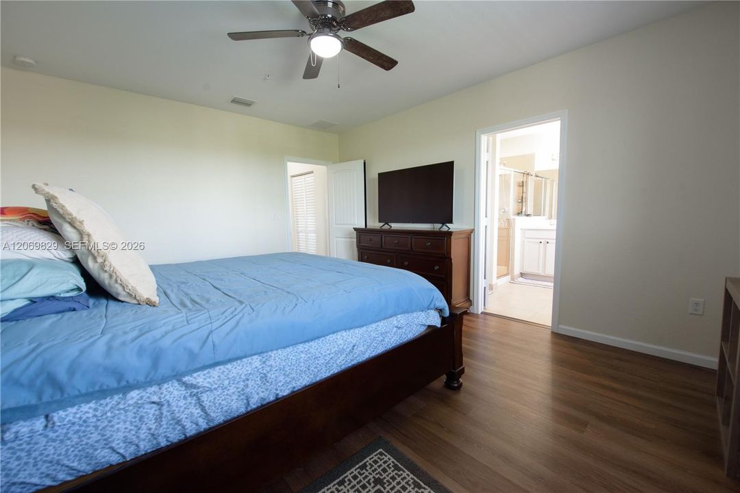 En Venta: $492,900 (4 camas, 3 baños, 2211 Pies cuadrados)