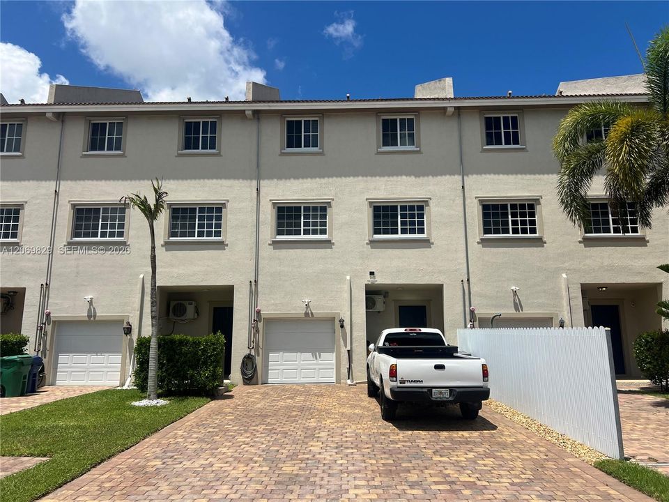 En Venta: $492,900 (4 camas, 3 baños, 2211 Pies cuadrados)