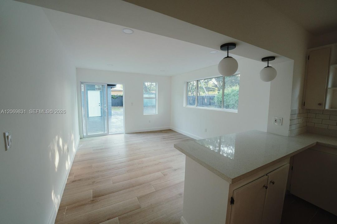 В аренду: $4,950 (3 спален, 2 ванн, 1328 Квадратных фут)