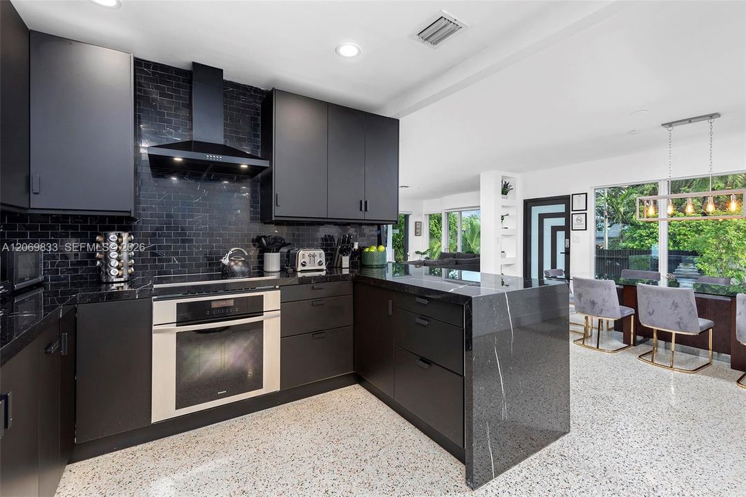 For Rent: $16,000 (5 beds, 3 baths, 2368 Square Feet)