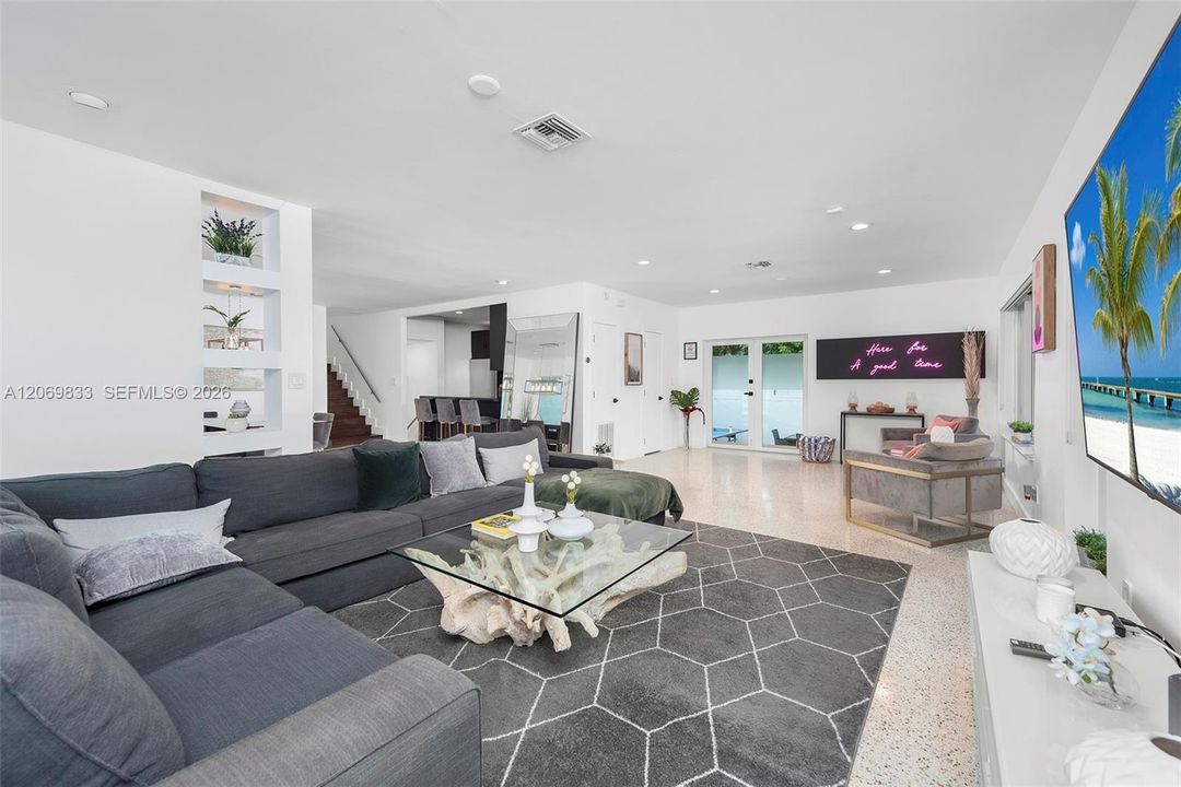 For Rent: $16,000 (5 beds, 3 baths, 2368 Square Feet)