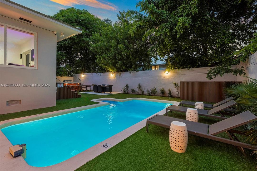 For Rent: $16,000 (5 beds, 3 baths, 2368 Square Feet)