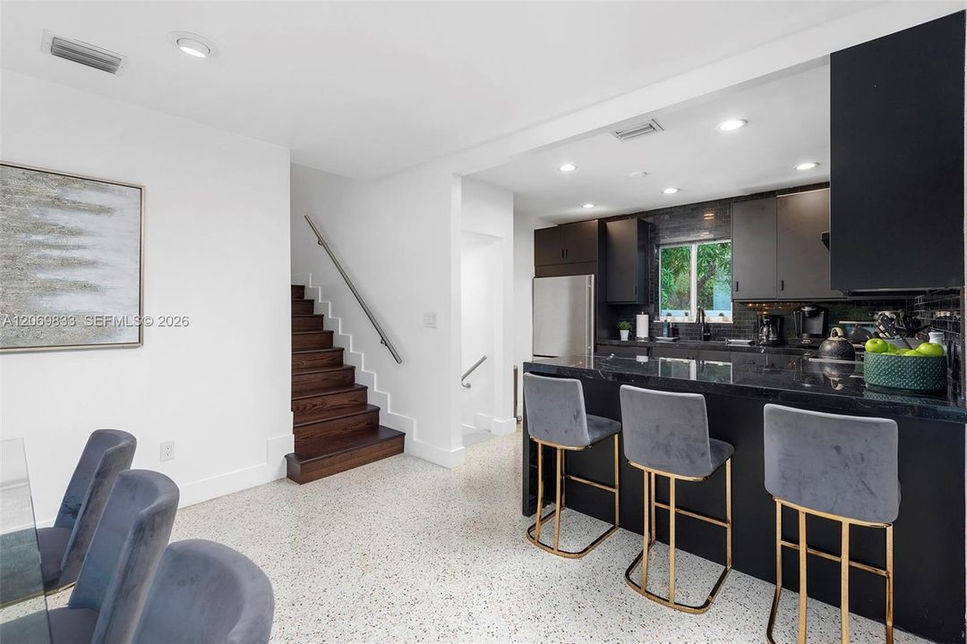 For Rent: $16,000 (5 beds, 3 baths, 2368 Square Feet)