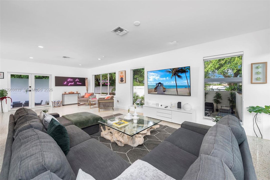 For Rent: $16,000 (5 beds, 3 baths, 2368 Square Feet)