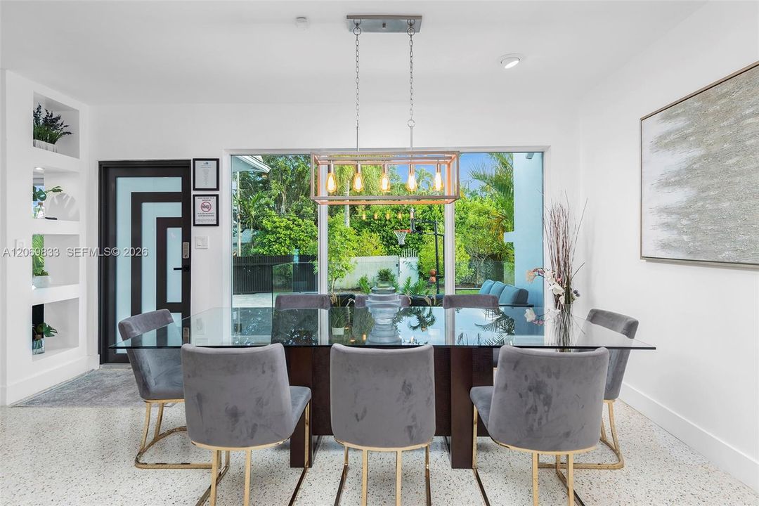 For Rent: $16,000 (5 beds, 3 baths, 2368 Square Feet)